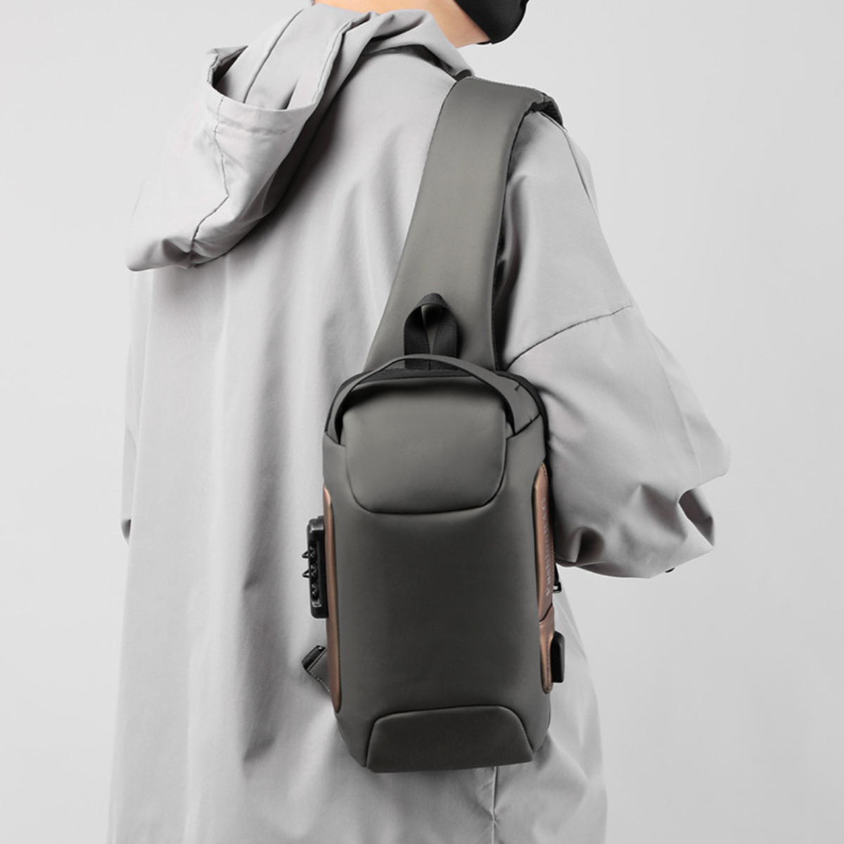 Geanta de Umar sau de Mana pentru Barbati, Borseta Crossbody – Multifunctionala, Sistem Anti-Furt, Compartimente Multiple, Impermeabila, Design Ergonomic cu Port USB Extern, Ideala pentru Calatorii si Utilizare Zilnica, 33x17x9 cm, Gri