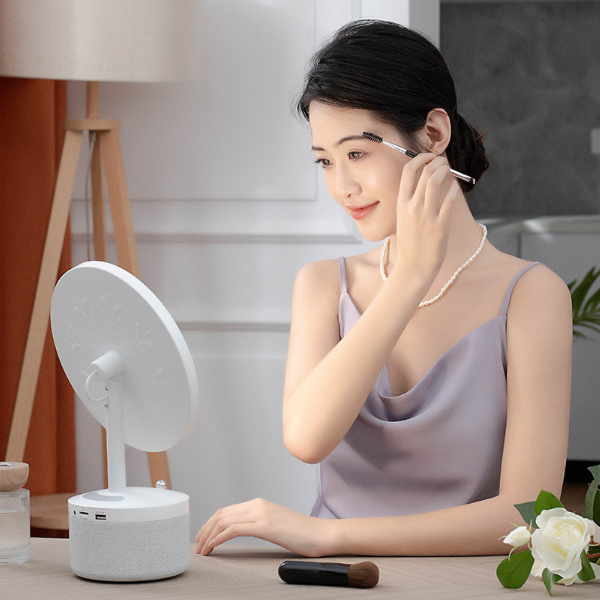 Oglinda cosmetica cu iluminare Led pentru machiaj, cu boxa Bluetooth, Incarcator Wireless pentru telefon 15W, 7 Culori RGB si 3 Trepte de temperatura cu intensitate reglabila si senzor, Lupa makeup cu magnificare 5x, baterie 4000 mAh, Alb perlat